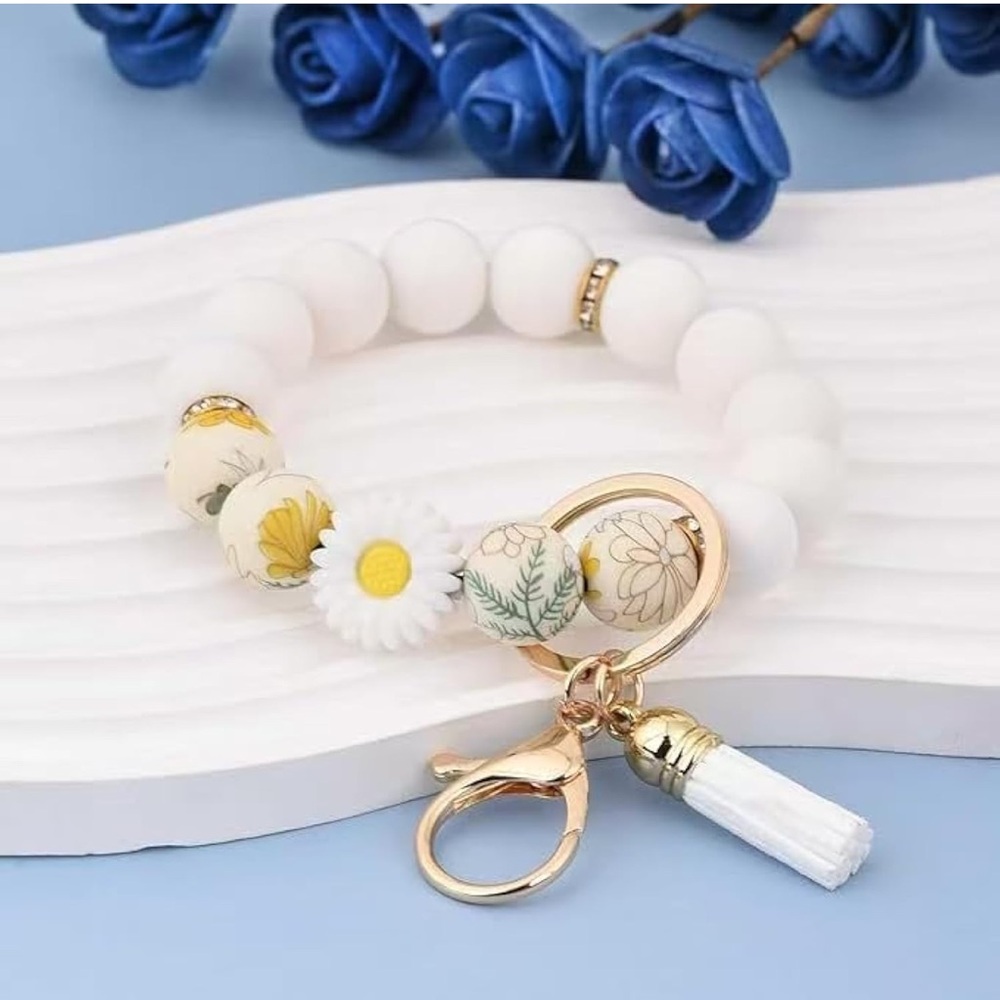 Daisy Charm White Silicone Beaded Keychain Bracelet 🤩2/$15